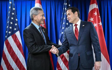 我国外交部长维文医生（左）在马尼拉会见美国国务卿鲁比奥时，向对方明确指出，无论是从技术或经济层面来看，美国都没有理由向新加坡加征关税。（法新社）