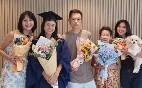周初明在家中与女儿合影。（陈怡璇IG）
