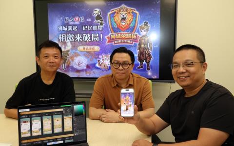 《联合早报》视觉组主任陈聪明（中）和副主任（动态设计）叶伟成（左），以及新报业媒体华文媒体集团社群运营（数码互动）经理李序，携手打造线上知识问答游戏“狮城荣耀杯”，希望玩家透过一场英雄旅程，重新发现岛国的文化与故事。&nbsp;（邝启聪摄）