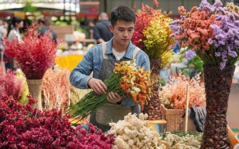 昆明斗南花市花贩整理花材。（陈默汎摄）