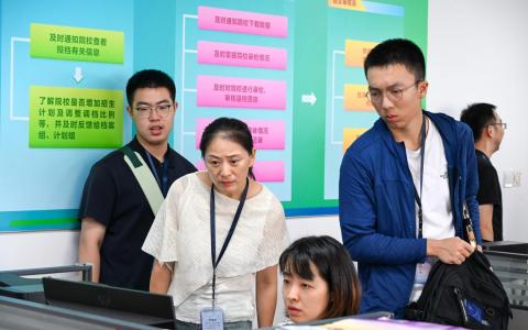 高考考生和家长代表7月18日走进中国江苏省高校招生录取现场，了解招生录取工作流程。（新华社）