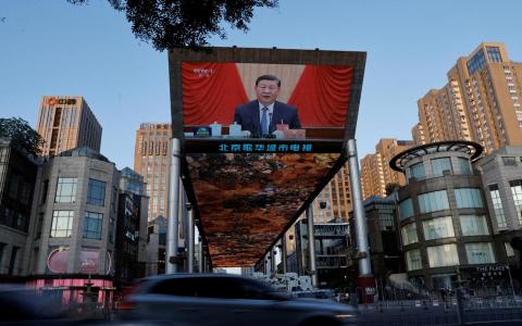中共政治局星期四（7月30日）召开会议，部署下半年经济工作，并决定10月在北京召开五中全会。中共总书记习近平星期四除了主持政治局会议，也主持中共中央召开的党外人士座谈会。他说，中国各地区各部门上半年有效应对内外风险挑战，经济顶压前行；当前经济运行也面临困难挑战，要坚定信心、攻坚克难。图为2024年7月18日，北京市一个户外大屏幕播放习近平出席中共三中全会的画面。（路透社档案照）