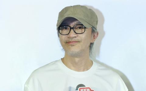 周星驰作客大陆知名带货主播董宇辉的直播间接受访问，该场直播吸引了逾60万人在线观看。（取自电影微博）