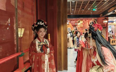 中国2024年“五一”假期期间，身着汉服的游客，成为陕西省会西安街头一道靓丽风景，是不少年轻人体验沉浸式“唐潮”的必选项目。在社交平台上，有网友直言：“西安三步一个公主，五步一个贵妃。” 作为十三朝古都的西安，无论是明城墙、大雁塔、兵马俑、钟鼓楼，深厚的历史文化底蕴和众多名胜古迹，令此间自带“长安城”的氛围感，衣袂飘飘的汉服与古香古色的建筑，相得益彰。（中新社）