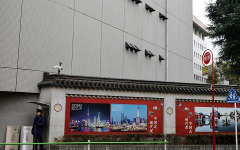 今年3月持刀闯入中国驻日本大使馆的日本自卫官村田晃大，星期三（8月5日）在法庭上透露自己的动机是想促使中国转变强硬的外交方针。图为位于东京的中国驻日本大使馆。（路透社）