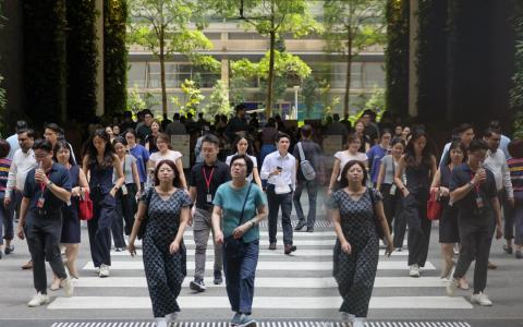 政府与劳资政协作伙伴会继续探讨如何加强保护机制，确保受裁员行动影响的员工获得应有的赔偿，让他们有信心重返职场。（张俊杰摄）