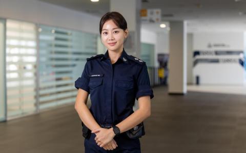 刘怡伶首次穿上制服拍戏。（吴先邦摄）