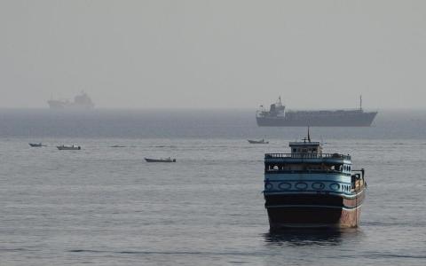 8月3日，从阿曼飞地穆桑达姆可见在霍尔木兹海峡的船只。（路透社）