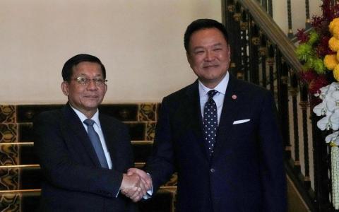 缅甸领导人敏昂莱（左）星期四（8月6日）抵达曼谷，与泰国首相阿努廷在首相府会面。（路透社）
