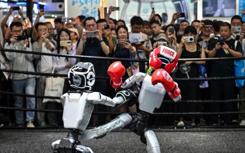 中国Ｋ型经济的上臂，包括人工智能、新能源、部分出口制造业等“新经济”。K字母的下臂包括在承受调整压力的房地产、建筑业、家居建材以及部分传统消费和内需等“旧经济”。图为宇树科技公司研发的遥控器操作人形机器人7月18日在上海举行的世界人工智能大会上参加格斗比赛。（法新社）