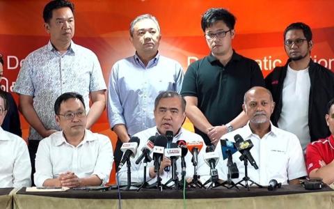 马来票整合、华裔投票率下降与部分印裔选票流动，多重因素叠加，足以改变希盟的传统优势区。图为民主行动党秘书长陆兆福（中）宣布为败选辞去森州民行党主席一职。（每日新闻）