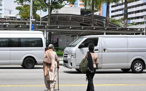 行人乱过马路是严重的公路安全隐患。保障道路安全，需要行人和驾驶者共同遵守规则、互相注意。（海峡时报）