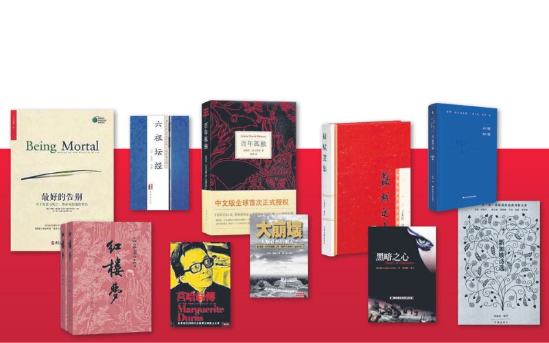 10位创作者选出相伴一生的两本书。图为作家余宁手捧心爱书籍。（受访者提供）
