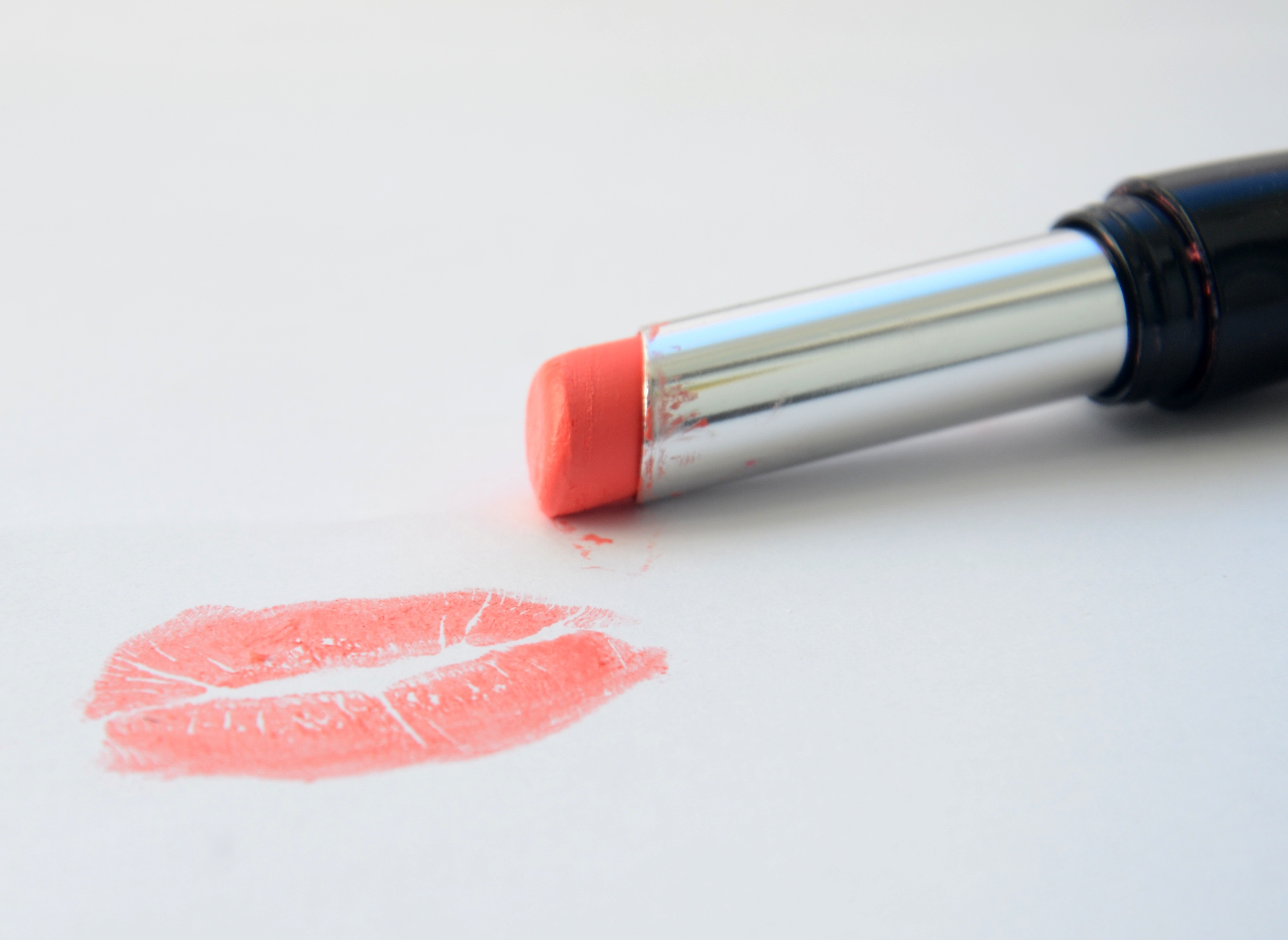 被告吴美芝在商场内强吻陌生“小鲜肉”，被判入狱。（示意图/ISTOCKPHOTO）